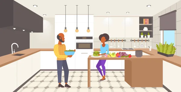 아프리카계 미국인 커플 함께 요리 여자 슬라이스 야채 에 홈 현대 부엌 인테리어 남자 여자 준비 음식 전체 길이 평면 수평 — 스톡 벡터