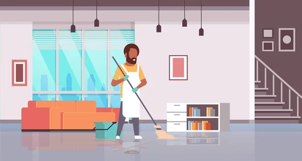Eldiven adam ve önlük yıkama zemin afrikalı amerikalı adam paspas kullanarak ev işi temizlik konsepti modern ev oturma odası iç düz yatay tam uzunlukta — Stok Vektör