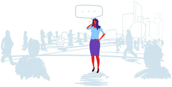 Affärskvinna talande telefon Chat bubbla kommunikation affärskvinna stående utomhus ut från publiken tal konversation människor Silhouette stadsbilden bakgrund skiss Doodle horisontell — Stock vektor