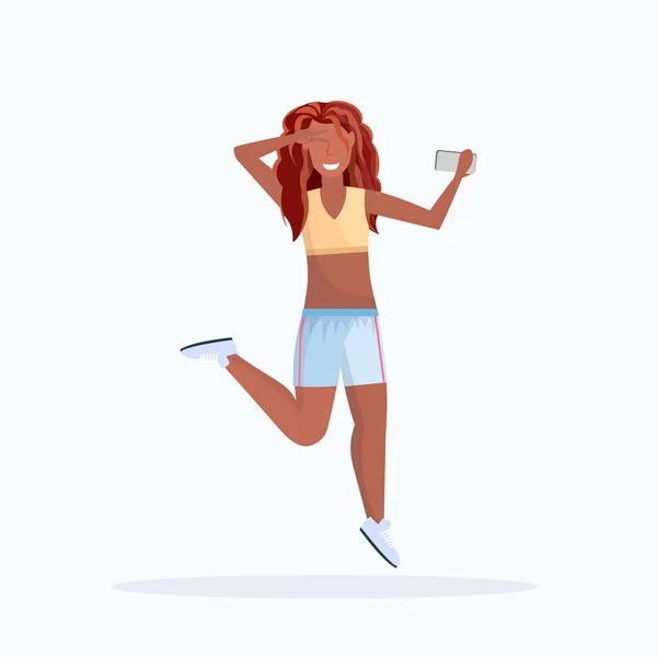 Femme prenant selfie photo sur smartphone caméra afro-américaine personnage de dessin animé femme posant sur fond blanc plat pleine longueur — Image vectorielle