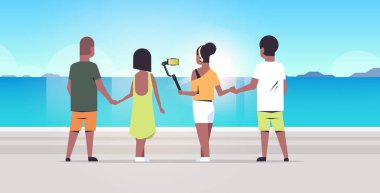 selfie çubuğu kullanarak sahilde insanlar grup fotoğraf akıllı telefon kamera yaz tatil konsepti arka görüş afrikalı amerikalı arkadaşlar birlikte sahil arka plan tam uzunlukta yatay ayakta alarak