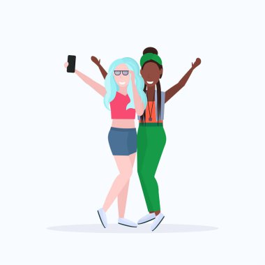 mix yarış kadınlar akıllı telefon kamera selfie fotoğraf çekerken iki kadın çizgi film karakterleri birlikte beyaz arka plan düz tam uzunlukta poz ayakta