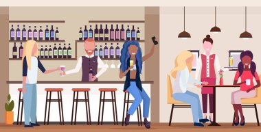 afrikalı kız akıllı telefon kamera karışımı yarış insanlar barda içme kokteyller barmen ve garson müşterilerine modern kafe iç düz yatay tam uzunlukta hizmet rahatlatıcı selfie fotoğraf çekmek