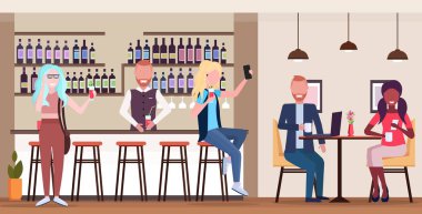 kız akıllı telefon kamera karışımı yarış insanlar barda içme kokteyller barmen ve garson müşterilerine modern kafe iç düz yatay tam uzunlukta hizmet rahatlatıcı selfie fotoğraf çekme