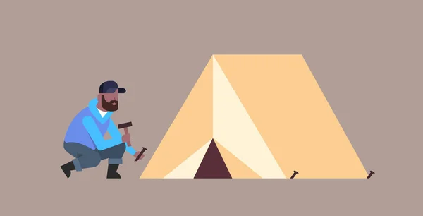 Man vandrare Camper installera ett tält förbereder för Camping vandring koncept African American Traveler på Hike horisontell manlig tecknad karaktär full längd Flat — Stock vektor