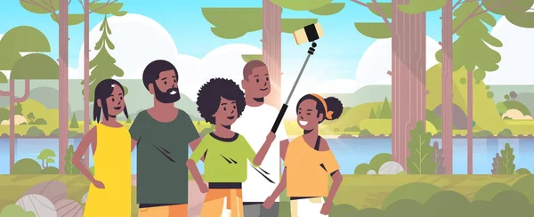 Menschen Gruppe im Wald mit Selfie-Stick fotografieren auf Smartphone-Kamera Wanderkonzept afrikanische amerikanische Freunde zusammen stehen Landschaft Hintergrund Portrait horizontal — Stockvektor