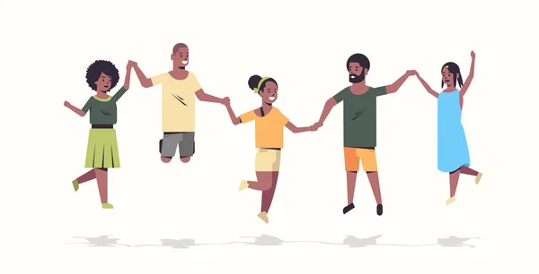 Группа людей, держащихся за руки африканских американских мужчин женщины прыгают вместе друзья веселые мужские персонажи мультфильма полная длина плоский белый фон горизонтальный — стоковый вектор