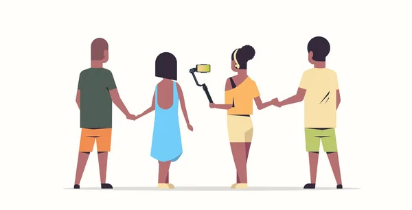 Emberek csoport használ selfie kibír afro-amerikai férfi nők figyelembe fénykép-ra smartphone fényképezőgép barátok birtoklás móka férfi női hátulnézet rajzfilmfigurák teljes hosszúságú sima fehér háttér vízszintes — Stock Vector