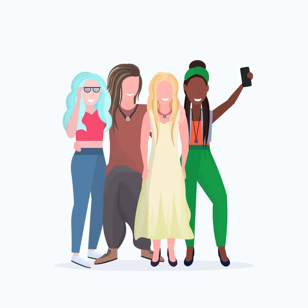 Vrouwen groep het nemen van selfie foto op smartphone camera mix race meisjes met plezier vrouwelijke stripfiguren volledige lengte platte witte achtergrond — Stockvector