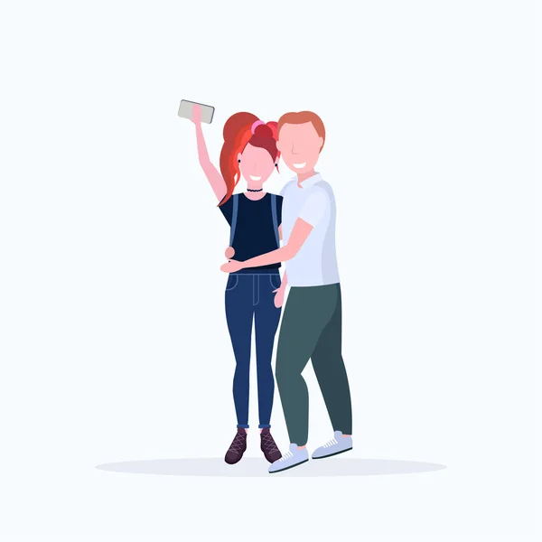 Uomo donna coppia scattare foto selfie sulla fotocamera smartphone maschio personaggi dei cartoni animati femminili abbracciare in posa su sfondo bianco piatta piena lunghezza — Vettoriale Stock