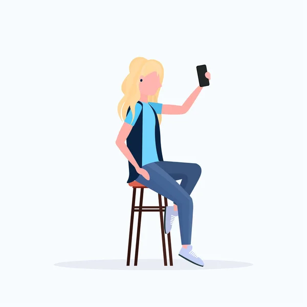 Женщина делает селфи фото на смартфоне фотоаппарат блондинка женщина персонаж мультфильма сидит на стуле позируя на белом фоне плоский всю длину — стоковый вектор