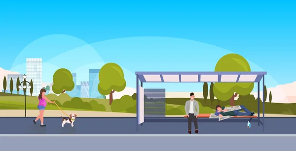 Borracho mendigo vagabundo durmiendo al aire libre ciudad autobús estación sin hogar concepto hombre pasajero esperando transporte público chica caminando con perro paisaje fondo horizontal longitud completa — Vector de stock