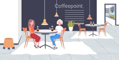 iki kız iş yerinde içki için toplantı molası sırasında tartışan iş zamanı iletişim kavramı iş kadınları kafe masada oturan modern kahve noktası iç düz tam uzunlukta yatay