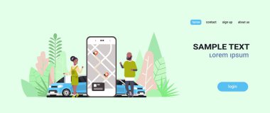 gps harita kopyalama alanı ile akıllı telefon ekranı yakınında online mobil uygulama sipariş taksi araba paylaşımı mobil uygulama kavramı ulaşım araba paylaşım hizmeti afro-amerikan erkek kadın kullananlar