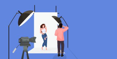 modern fotoğraf stüdyosu yatay tam uzunlukta düz poz güzel seksi kadın model çekim kamera adam kullanarak profesyonel fotoğrafçı