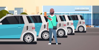 cep telefonu araç paylaşımı kavramı afro-amerikan adam akıllı telefon online oto kiralama hizmeti düz yatay tutarak kullanarak araba merkezi otopark araç seçimi adam
