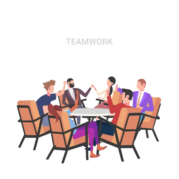 Geschäftsleute Gruppe mit Treffen am runden Tisch Brainstorming Kollegen heben die Hände erfolgreiche Teamarbeit Konzept weißer Hintergrund flache volle Länge — Stockvektor