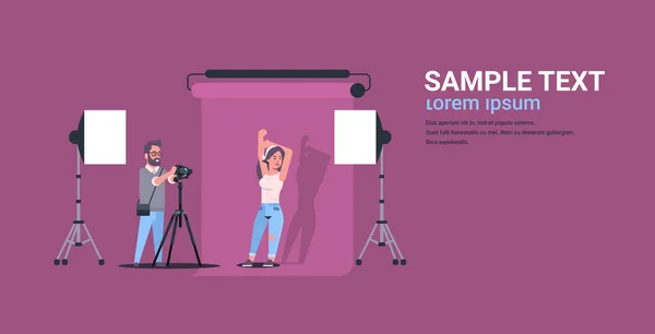 Fotógrafo profesional usando cámara hombre disparo hermosa sexy mujer modelo posando en moderno estudio de fotos interior horizontal de longitud completa plana — Archivo Imágenes Vectoriales