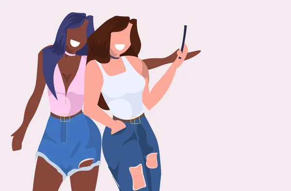 Mezcla raza mujeres tomando foto selfie en teléfono inteligente cámara chicas jóvenes de pie junto personajes de dibujos animados femeninos posando retrato plano horizontal vector ilustración — Vector de stock