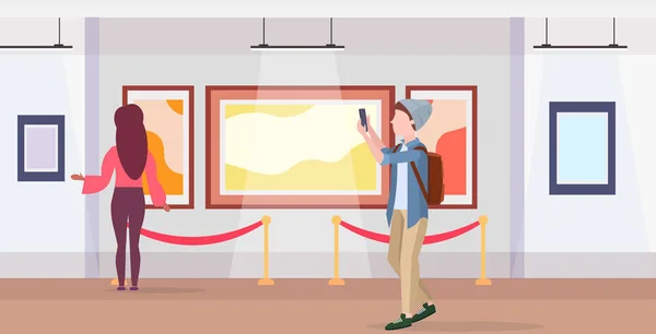 Man Art Gallery bezoeker nemen selfie foto op smartphone camera casual mannelijke cartoon karakter in hoed met rugzak poseren modern museum interieur platte volledige lengte horizontaal — Stockvector