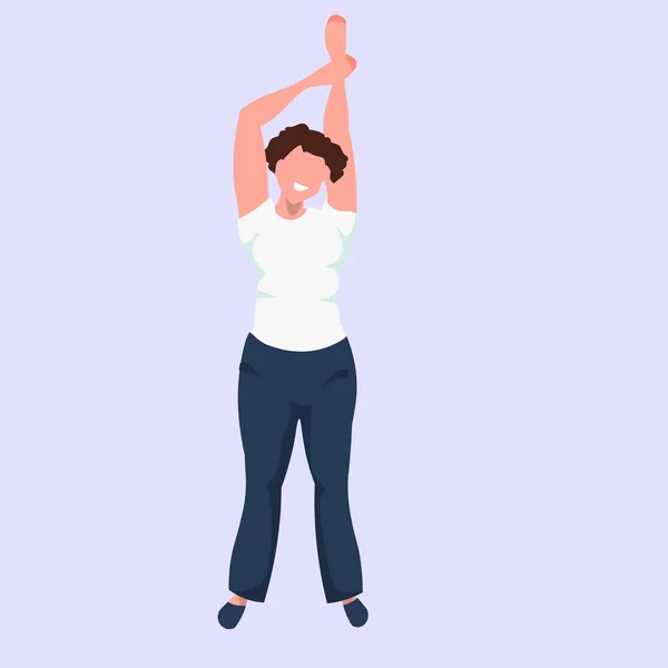Mujer gorda levantando las manos de pie pose obesa personaje de dibujos animados femeninos sonriente chica posando plana de longitud completa — Vector de stock