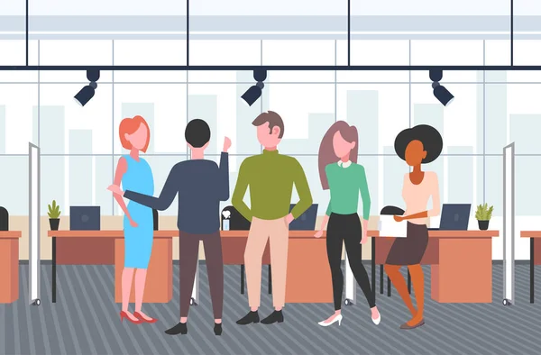 Business people group brainstorming mix race business people discussing new project during meeting casual coworkers standing together co-working open space interior flat horizontal full length — Vetor de Stock