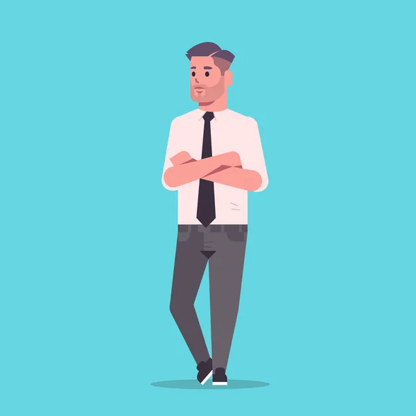 Homme d'affaires en tenue formelle mains pliées pose debout sourire personnage de dessin animé homme d'affaires employé de bureau posant plat pleine longueur — Image vectorielle