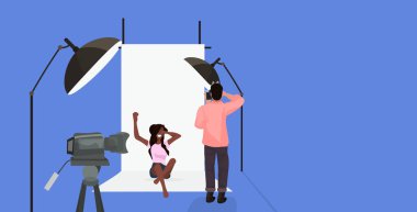 modern fotoğraf stüdyosu yatay tam uzunlukta düz vektör illüstrasyon poz ellerini yükselterek güzel seksi kadın model çekim kameraman kullanarak profesyonel fotoğrafçı