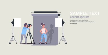 modern fotoğraf stüdyosu iç yatay tam uzunlukta düz vektör illüstrasyon poz güzel seksi kadın model çekim kamera adam kullanarak profesyonel fotoğrafçı