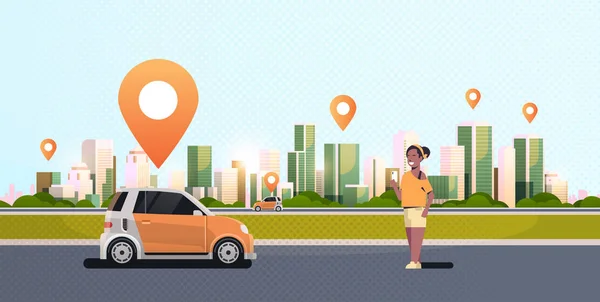 Yer işareti rent araç paylaşımı konsept ulaşım araç paylaşım hizmeti modern cityscape arka plan yatay ile mobil uygulama sipariş otomobil aracı kullanarak afrikalı kadın — Stok Vektör