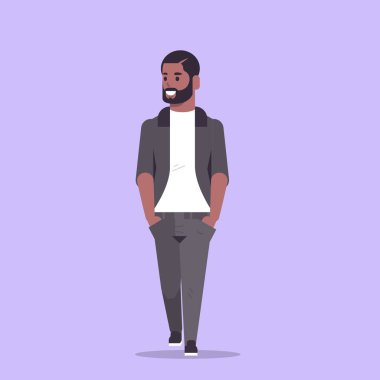 resmi giyim ceplerinde el ele tutuşarak ayakta poz gülümseyen erkek çizgi film karakteri afro-amerikan iş adamı ofis çalışanı düz tam uzunlukta poz