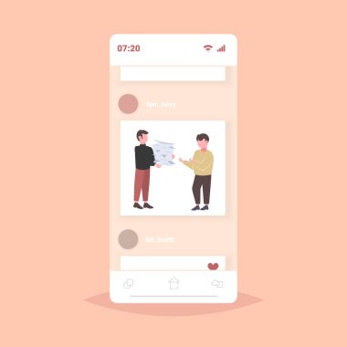 patrona kağıt belge yığını taşıyan fazla çalışan işadamı son tarih sıkı çalışma süreci evrak kavramı akıllı telefon ekran mobil uygulama düz tam uzunlukta