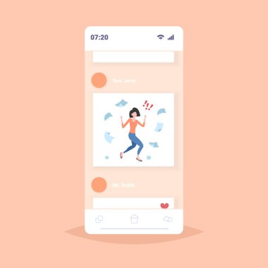 memnun olmayan iş kadını kağıt yaprak atma kızgın duygusal iş kadını çatışma sorunu hava akıllı telefon ekranı mobil uygulama tam uzunlukta uçan kavram belgeleri başarısız