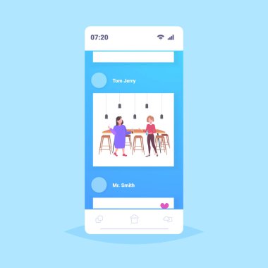 çift iş kadınları iş kadınları kahve iletişim konsepti düz tam uzunlukta akıllı telefon ekranı mobil uygulaması içme toplantı sırasında tartışıyor