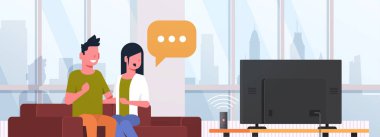 çift akıllı hoparlör ses tanıma aktif dijital asistanlar kavramı modern oturma odası iç düz yatay portre kullanarak kanepede oturan tv adam kadın izliyor
