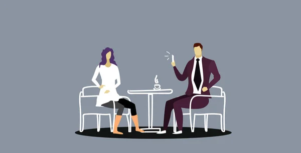Ζευγάρι κάθεται στο καφέ τραπέζι άνθρωπος φωτογράφηση γυναίκα στο smartphone κινητή κάμερα επιχειρηματίες που διασκεδάζουν κατά τη διάρκεια του διαλείμματος καφέ σκετς σκίτσο οριζόντια — Διανυσματικό Αρχείο