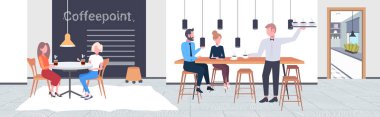 çift müşterilerine kahve noktası kavramı modern kafe iç düz yatay afiş tam uzunlukta içecek sunan kahve garson içme insanlar