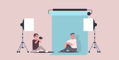 profesyonel fotoğrafçı modern fotoğraf stüdyosu iç yatay tam uzunlukta düz poz resmi giyim modeli kamera çekim iş adamı kullanarak