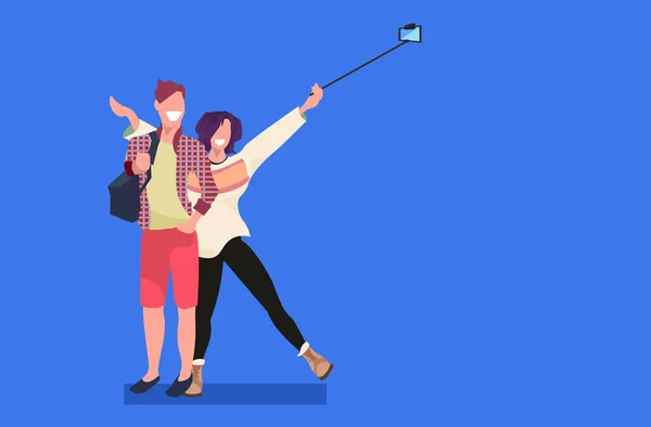 Çift akıllı telefon kamera adam kadın birlikte kadın erkek çizgi film karakterleri düz tam uzunlukta yatay poz poz selfie fotoğraf çekmek — Stok Vektör