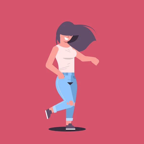 Mujer joven en ropa casual de pie pose sonriente chica personaje de dibujos animados femeninos con pelos largos acostado en la cara plana de longitud completa — Vector de stock