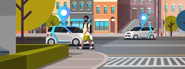 Αυτοκίνητα με καρφίτσα τοποθεσία στο δρόμο online παραγγελία ταξί ανταλλαγή ιδέα κινητή μεταφορά Αφρικανός Αμερικανός άνθρωπος χρησιμοποιώντας carsharing υπηρεσία σύγχρονη πόλη Street τοπίο φόντο επίπεδη οριζόντια — Διανυσματικό Αρχείο