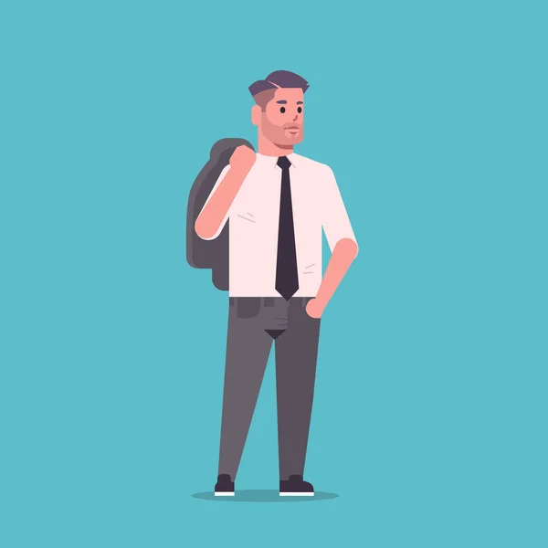 Homme d'affaires en tenue formelle veste sur les épaules pose debout souriant personnage de bande dessinée homme d'affaires homme d'affaires employé de bureau plat pleine longueur — Image vectorielle