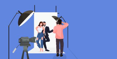 modern fotoğraf stüdyosu yatay tam uzunlukta düz poz birlikte duran çift çekim kameraman kullanarak profesyonel fotoğrafçı