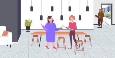 iki kız iş yerinde içki için toplantı molası sırasında tartışan iş zamanı iletişim kavramı modern kahve noktası iç düz tam uzunlukta yatay