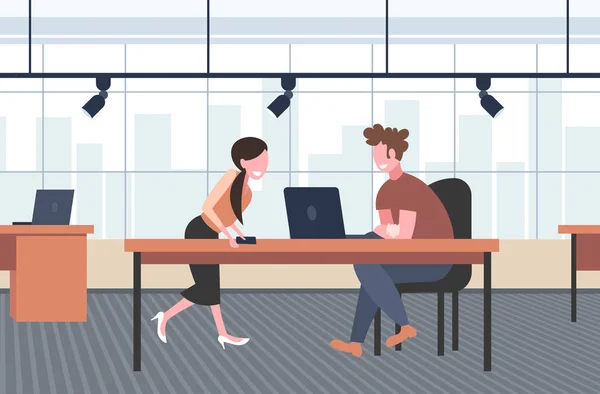 職場のデスクに座っているビジネスマンのカップルは、近代的なオフィスのインテリアフラットフルレングスを満たしている間に新しいプロジェクトを議論するラップトップを使用して男の女性をブレインストーミング — ストックベクタ