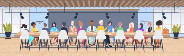 Groupe de gens d'affaires remue-méninges assis à la table ronde lors de la réunion de conférence mélanger les collègues de course discuter du nouveau projet de co-working espace ouvert intérieur plat horizontal — Image vectorielle