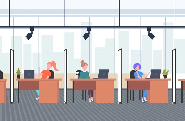 Meninas colegas de trabalho no escritório criativo mulheres operadores sentados em mesas de trabalho call center conceito co-trabalho espaço aberto interior plana horizontal comprimento total —  Vetores de Stock