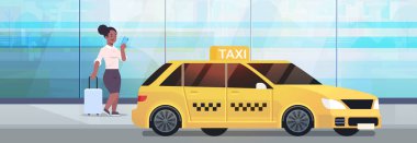 sarı taksi şehir ulaşım hizmeti kavramı tam uzunlukta yatay yakın bagaj ile resmi giyim sokakta afro-amerikan iş kadını taksi sipariş mobil uygulaması kullanarak