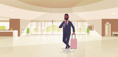 bagaj modern resepsiyon alanı afro-amerikan iş adamı lobi çağdaş otel salonu iç düz yatay tam uzunlukta ayakta bavul adam tutan işadamı