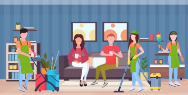 üniformalı hademe takım temizleyiciler profesyonel ekipman temizlik hizmeti konsepti çift kanepede modern oturma odası iç tam uzunlukta yatay oturan ile birlikte çalışma